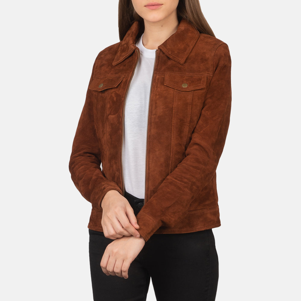 
Suzy Brown Suede Trucker Jacket in Brown Goatskin Suede - Framifrån med skräddarsydd silhuett | Handla online