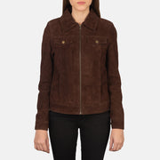 
Passformsperspektiv på  Suzy Brown Suede Trucker Jacket på modell i naturligt dagsljus
