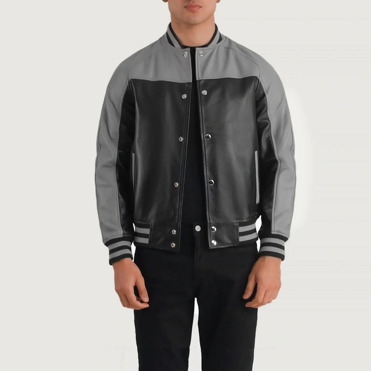 
Terrance Black & Red Leather Varsity Jacket in Black & Red Sheepskin Leather - Framifrån med skräddarsydd silhuett | Handla online