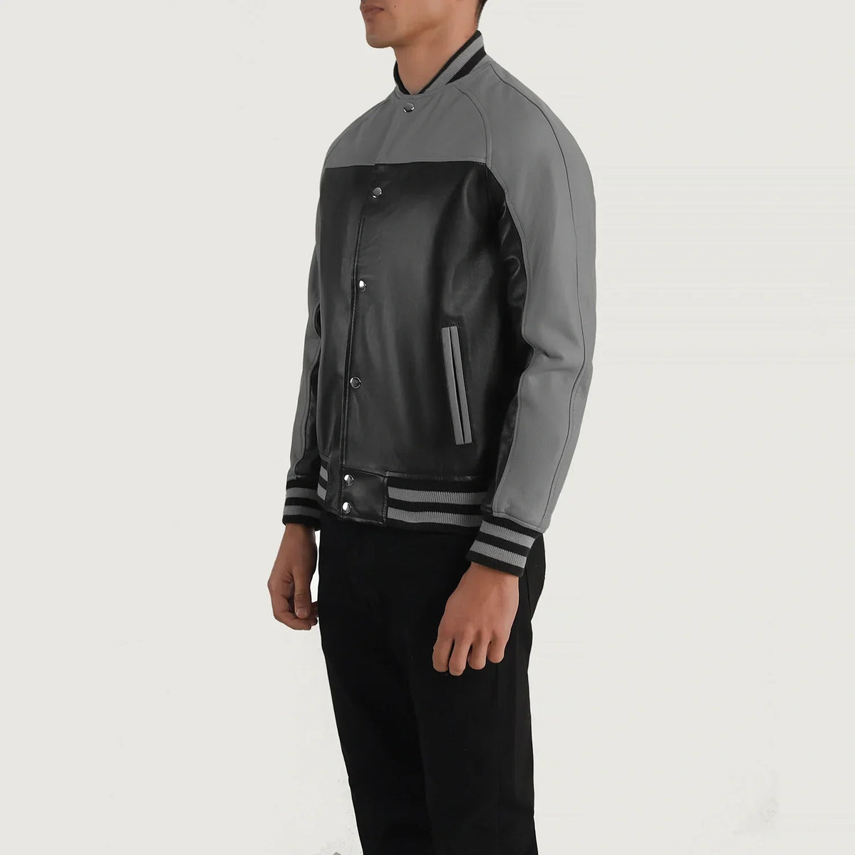 
Black & Red Sheepskin Leather Varsity Jacket - Bakifrån med perfekt axelpassform och ren fåll