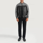 
Terrance Black & Red Leather Varsity Jacket - Sidoprofil som visar ärmskärning