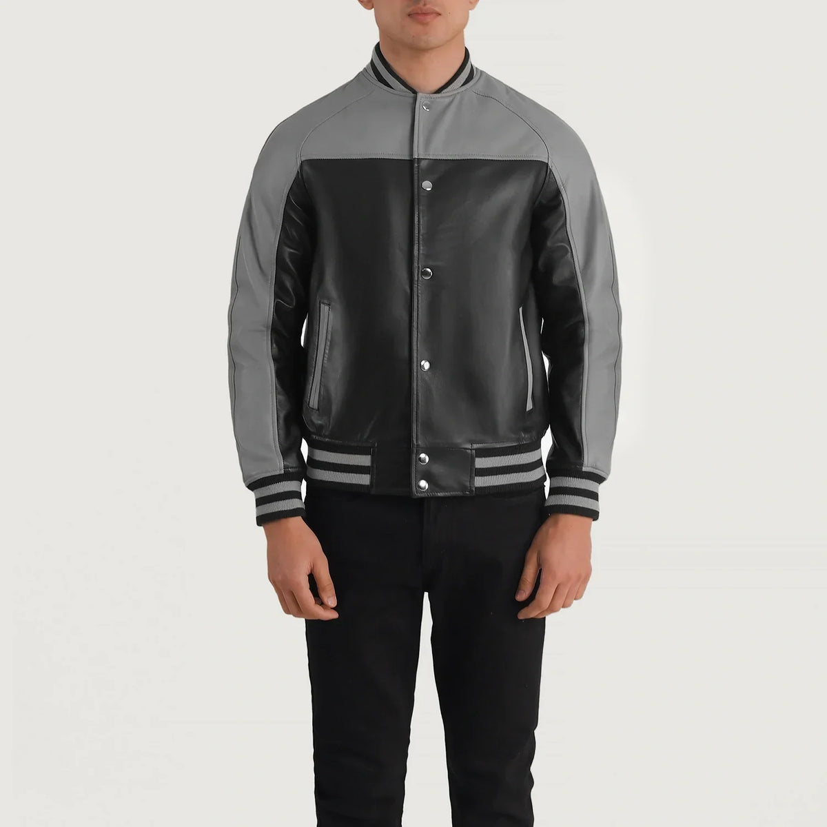 
Närbildsdetalj of Varsity & Snap Buttons Hardware on Terrance Black & Red Leather Varsity Jacket