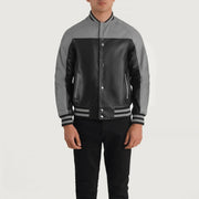 
Närbildsdetalj of Varsity & Snap Buttons Hardware on Terrance Black & Red Leather Varsity Jacket