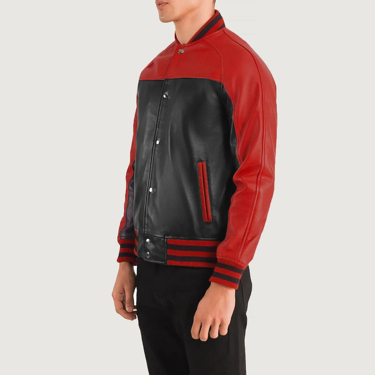 
Passformsperspektiv på  Terrance Black & Red Leather Varsity Jacket på modell i naturligt dagsljus