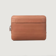 
The Baxter Brown Leather Laptop Sleeve For Men & Women - Sidoprofil som visar ärmskärning