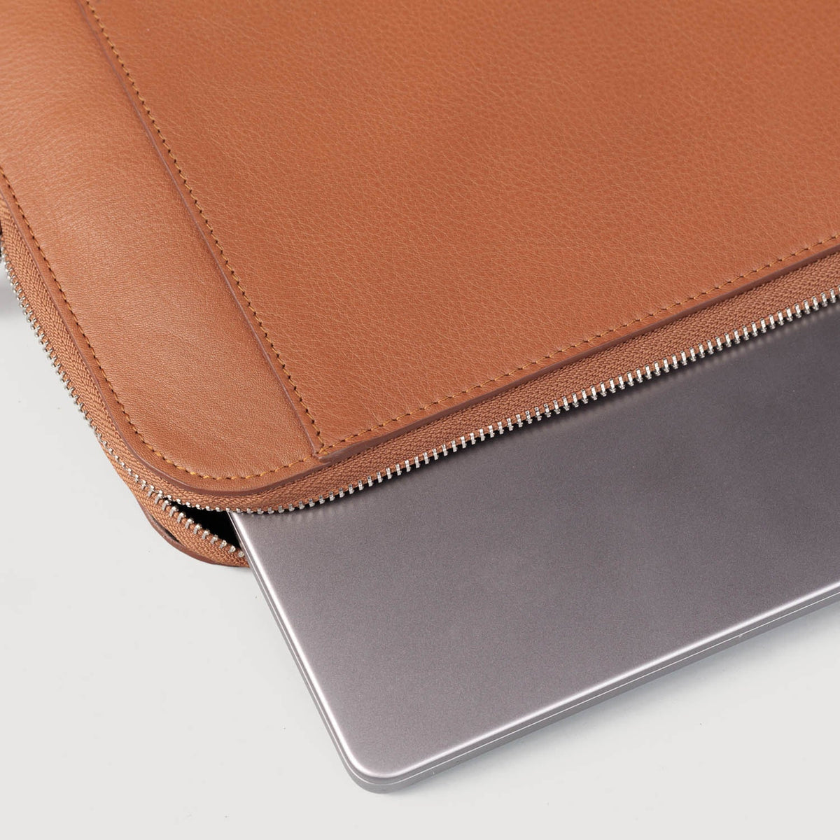 
Närbildsdetalj of Classic Collar & Heavy-Duty Zipper Hardware on The Baxter Brown Leather Laptop Sleeve For Men & Women