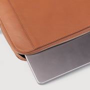 
Närbildsdetalj of Classic Collar & Heavy-Duty Zipper Hardware on The Baxter Brown Leather Laptop Sleeve For Men & Women