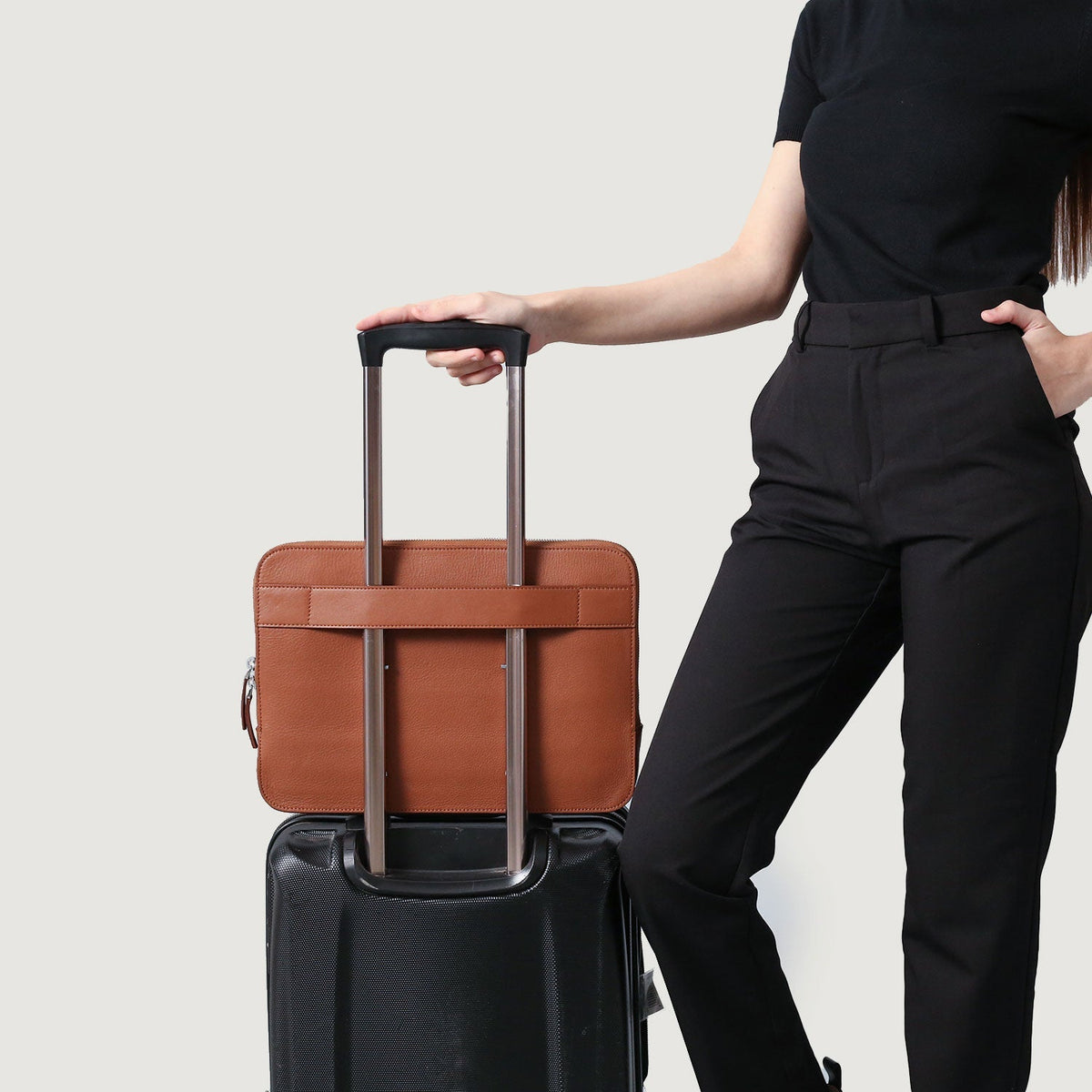 
Passformsperspektiv på  The Baxter Brown Leather Laptop Sleeve For Men & Women på modell i naturligt dagsljus