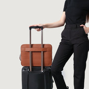 
Passformsperspektiv på  The Baxter Brown Leather Laptop Sleeve For Men & Women på modell i naturligt dagsljus