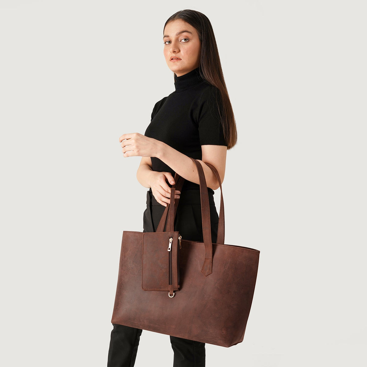 
Distressed Brown Full-Grain leather Bag - Bakifrån med förstärkta läderremmar och sömmar