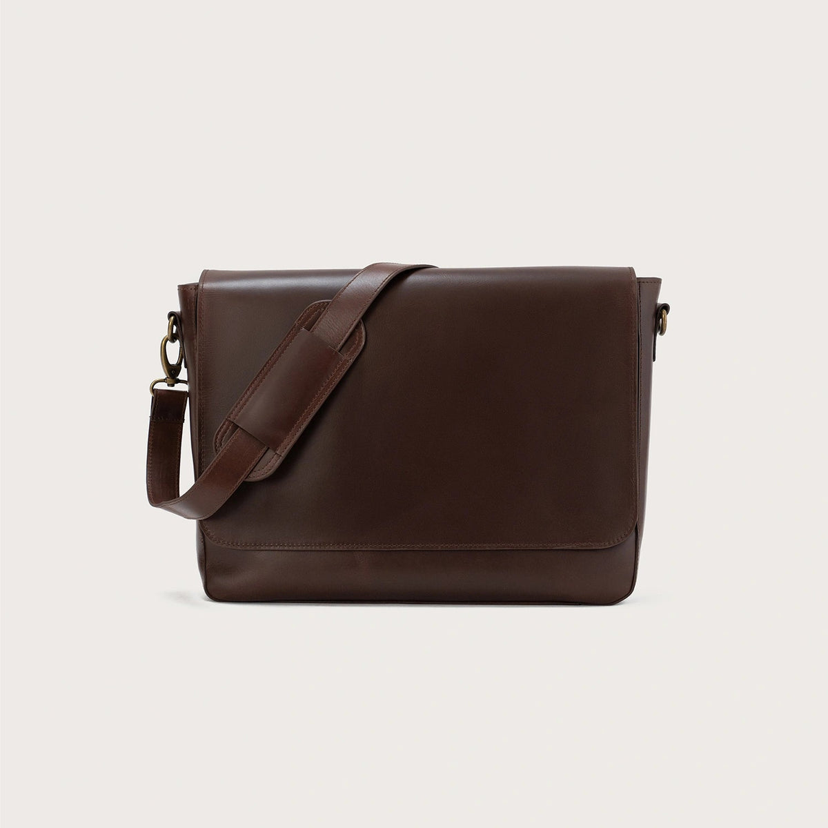 
The Carismatico Vintage Brown Leather Messenger Bag For Men & Women in Vintage Brown Full-Grain Leather - Full Exterior Framifrån med skräddarsydd silhuett | Handla online