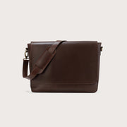 
The Carismatico Vintage Brown Leather Messenger Bag For Men & Women in Vintage Brown Full-Grain Leather - Full Exterior Framifrån med skräddarsydd silhuett | Handla online