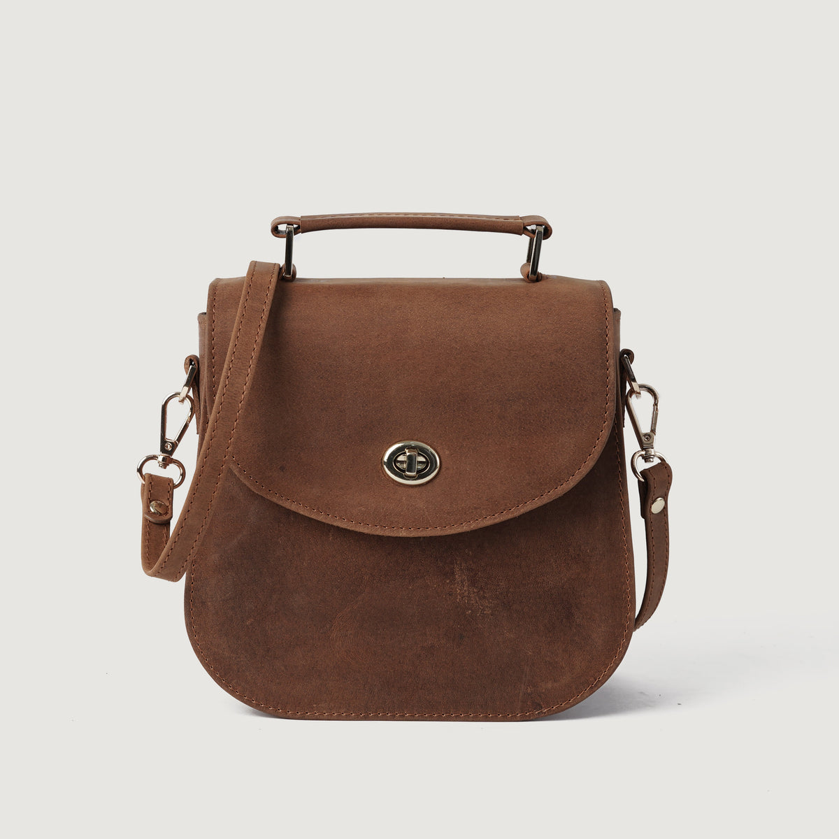 
The Sandra Vintage Ljusbrun Leather Saddle Bag For Women in Tan Full Grain Naturally Milled Cowhide Leather. - Full Exterior Framifrån med skräddarsydd silhuett | Handla online