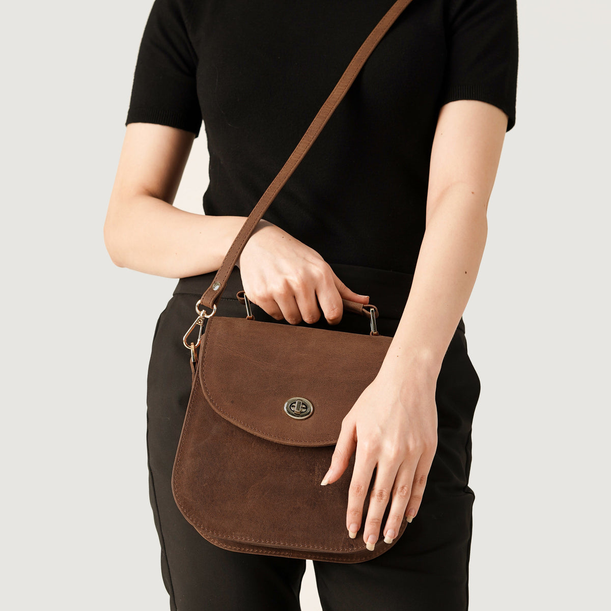 
Solid Antique Brass Hardware & Heavy-Duty Dual Zipper Detail on The Sandra Vintage Ljusbrun Leather Saddle Bag For Women