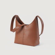 
The Stefani Brown Leather Hobo Bag For Women - Sidoprofil som visar ärmskärning