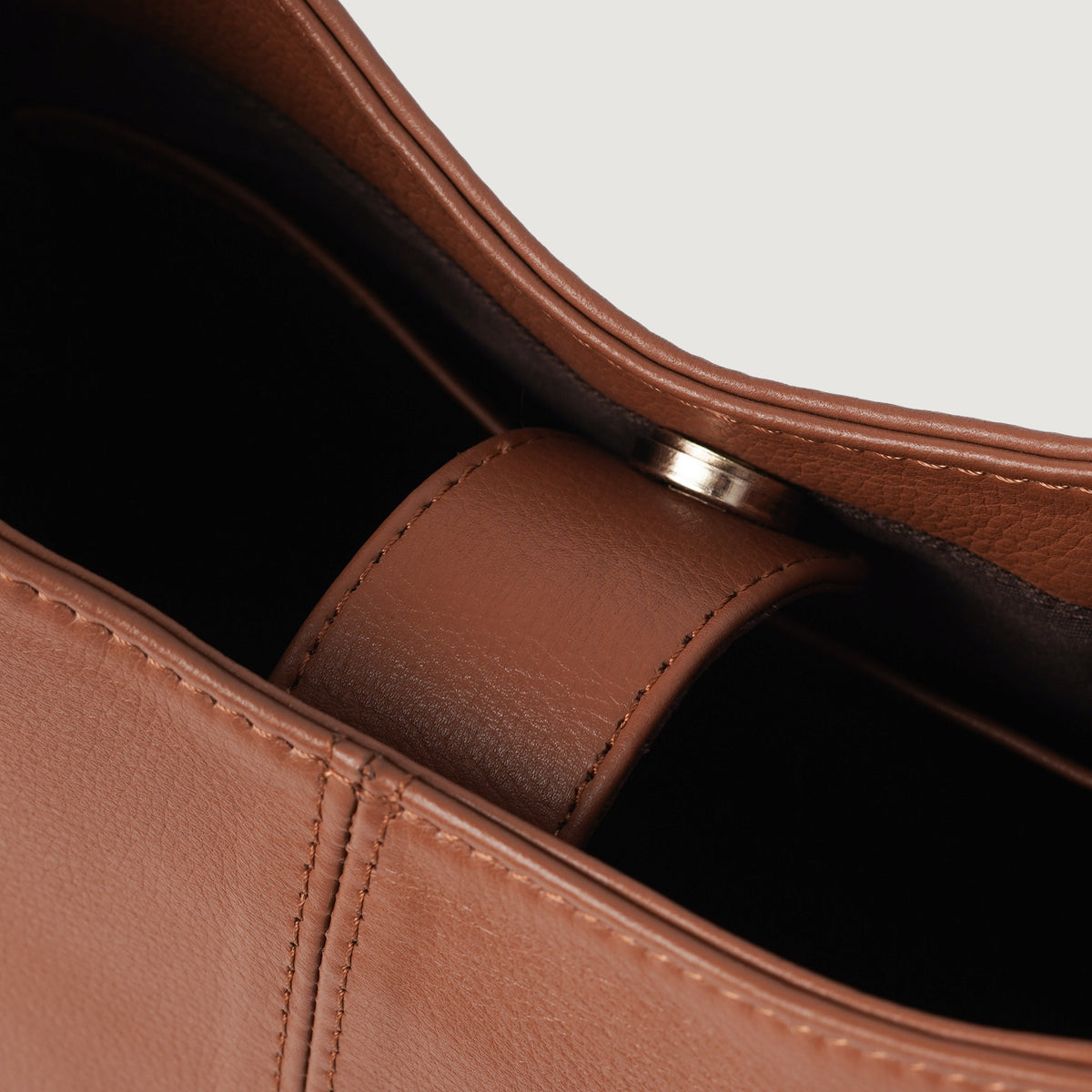 
Passformsperspektiv på  The Stefani Brown Leather Hobo Bag For Women på modell i naturligt dagsljus