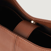 
Passformsperspektiv på  The Stefani Brown Leather Hobo Bag For Women på modell i naturligt dagsljus