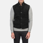 Close-Up Detail of Notch with removable throat latch &amp; Button Hardware on Men's Tony Svart Suede Vest för Herr
