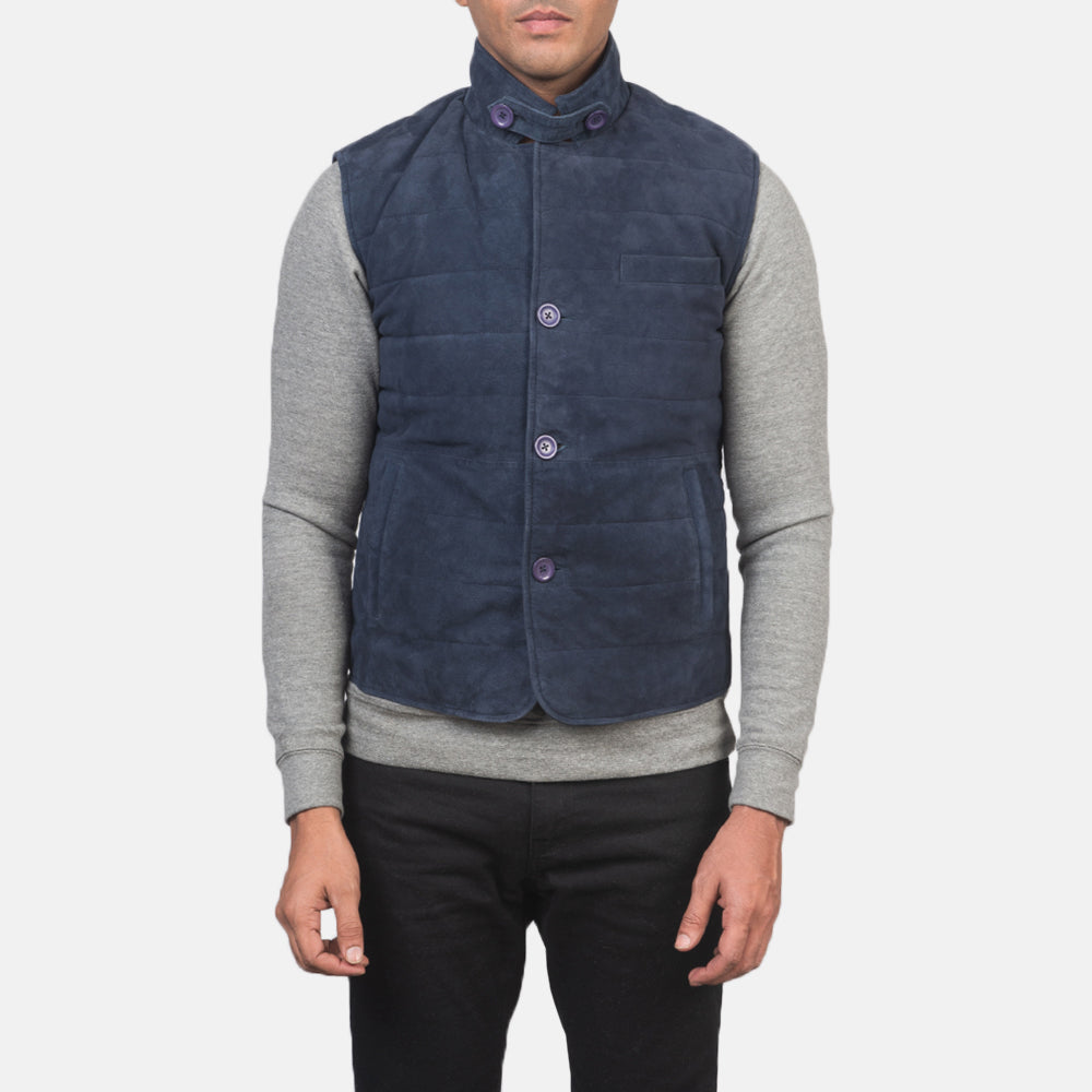 
Närbildsdetalj of Notch with removable throat latch & Button Hardware on Tony Blå Suede Vest för Herr