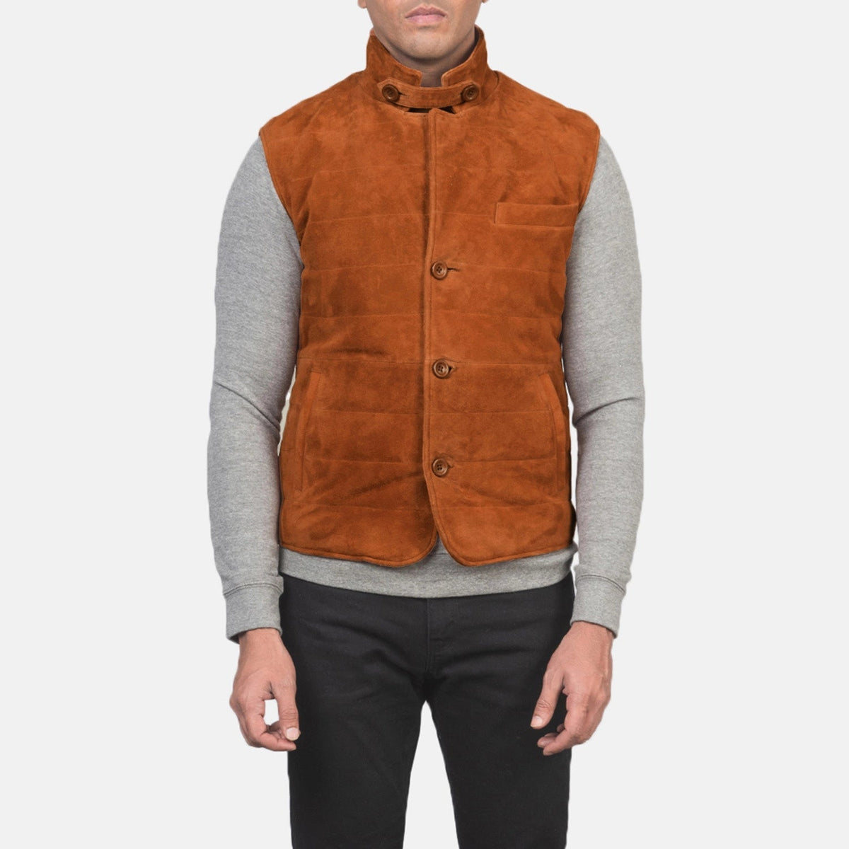 Close-Up Detail of Notch with removable throat latch &amp; Button Hardware on Men's Tony Brun Suede Vest för Herr