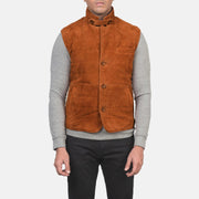 Close-Up Detail of Notch with removable throat latch &amp; Button Hardware on Men's Tony Brun Suede Vest för Herr