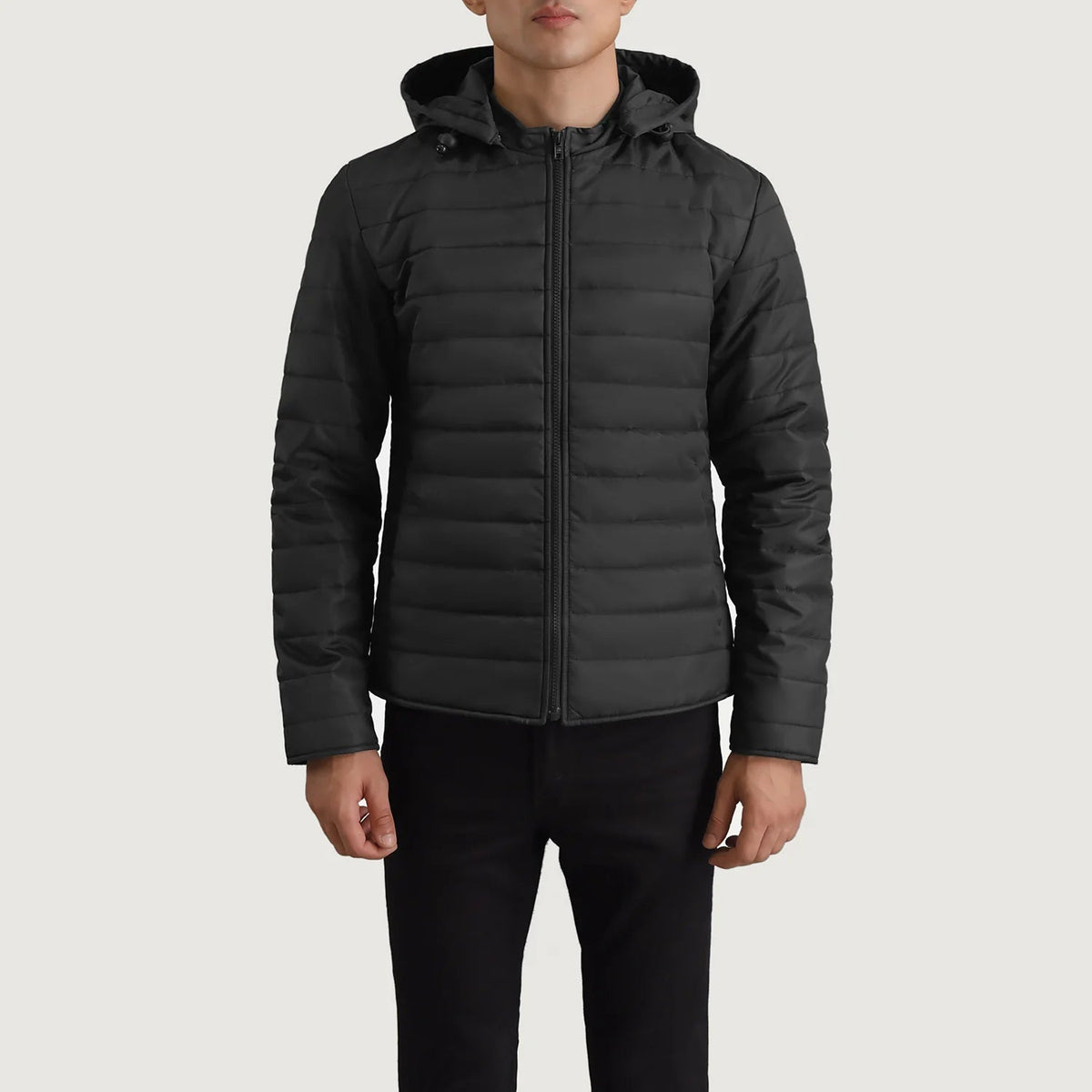 Close-Up Detail of Classic Collar &amp; Zipper Hardware on Tyler Svart Hooded Puffer Läderjacka för Herr