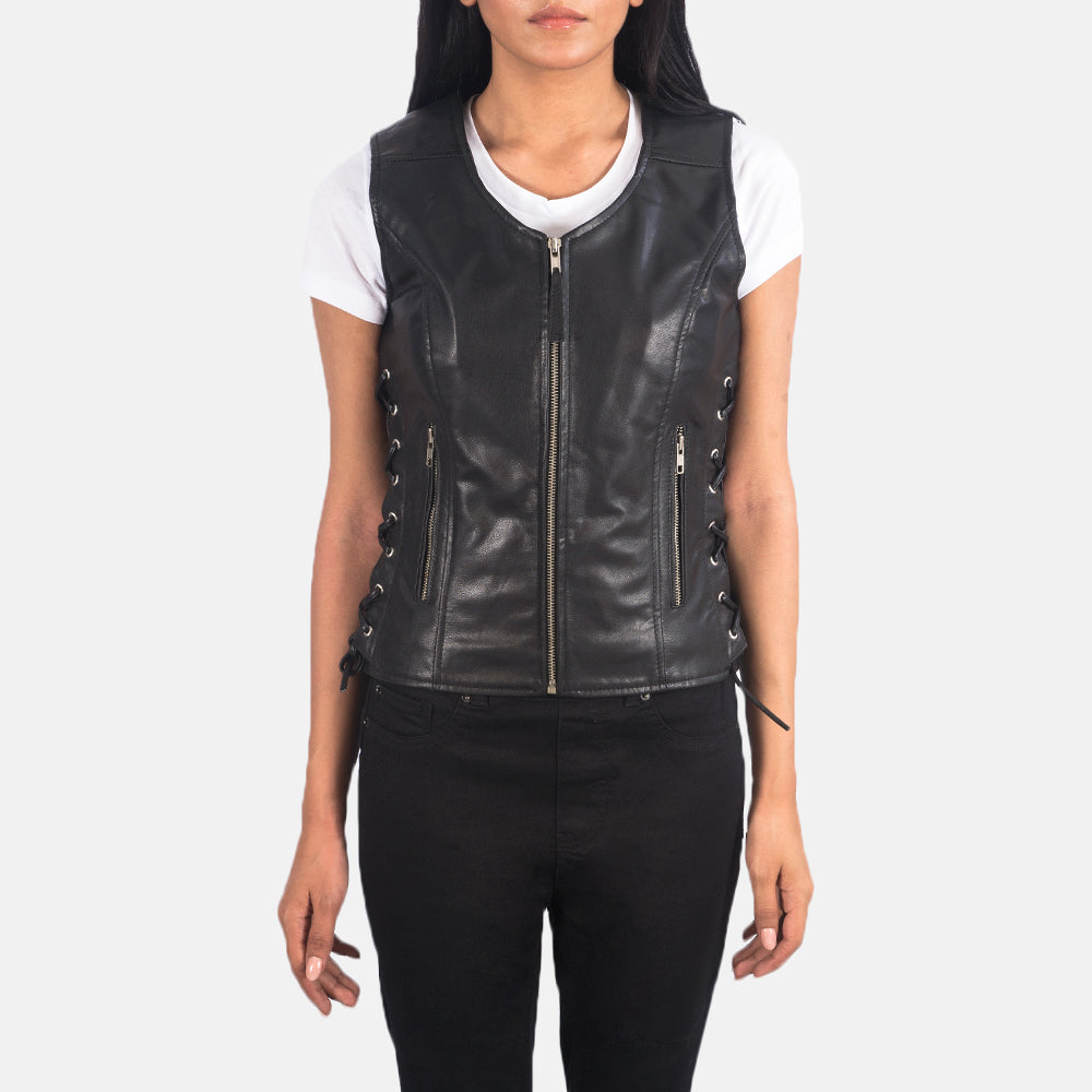 
Närbildsdetalj of V-neck & Zipper Hardware on Vanda Svart Leather Biker Vest för Dam