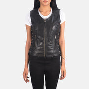 
Närbildsdetalj of V-neck & Zipper Hardware on Vanda Svart Leather Biker Vest för Dam
