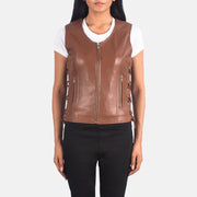 
Vanda Brun Leather Biker Vest för Dam in Brown Sheepskin Leather - Framifrån med skräddarsydd silhuett | Handla online