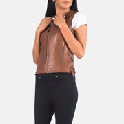 
Närbildsdetalj of V-neck & Zipper Hardware on Vanda Brun Leather Biker Vest för Dam