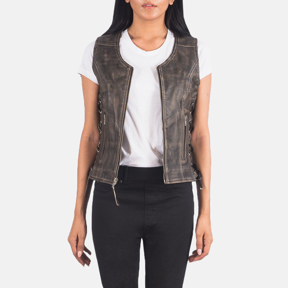 
Vanda Distressed Brun Leather Biker Vest för Dam in Distressed Brown Goatskin Leather - Framifrån med skräddarsydd silhuett | Handla online
