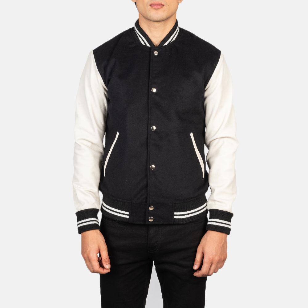 Close-Up Detail of Varsity &amp; Snap Buttons Hardware on Men's Vaxton Svart &amp; White Hybrid Varsity Läderjacka för Herr