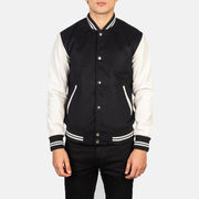 Close-Up Detail of Varsity &amp; Snap Buttons Hardware on Men's Vaxton Svart &amp; White Hybrid Varsity Läderjacka för Herr