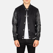 Men's Vaxton Svart Hybrid Varsity Läderjacka för Herr in Black Sheepskin Leather - Front Profile View &amp; Tailored Silhouette | Buy Online