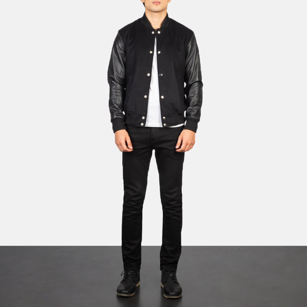 Men's Vaxton Svart Hybrid Varsity Läderjacka för Herr - Lateral Side Profile View Showing Sleeve Cut &amp; Athletic Taper Fit