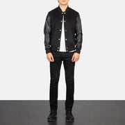 Men's Vaxton Svart Hybrid Varsity Läderjacka för Herr - Lateral Side Profile View Showing Sleeve Cut &amp; Athletic Taper Fit