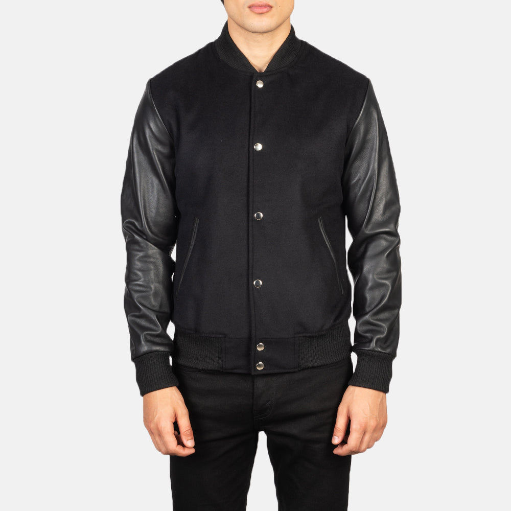 Close-Up Detail of Varsity &amp; Snap Buttons Hardware on Men's Vaxton Svart Hybrid Varsity Läderjacka för Herr