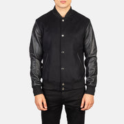 Close-Up Detail of Varsity &amp; Snap Buttons Hardware on Men's Vaxton Svart Hybrid Varsity Läderjacka för Herr
