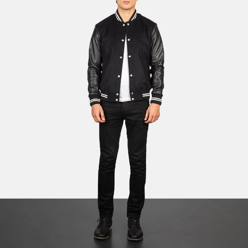 Men's Vaxton Svart Striped Hybrid Varsity Läderjacka för Herr - Lateral Side Profile View Showing Sleeve Cut &amp; Athletic Taper Fit