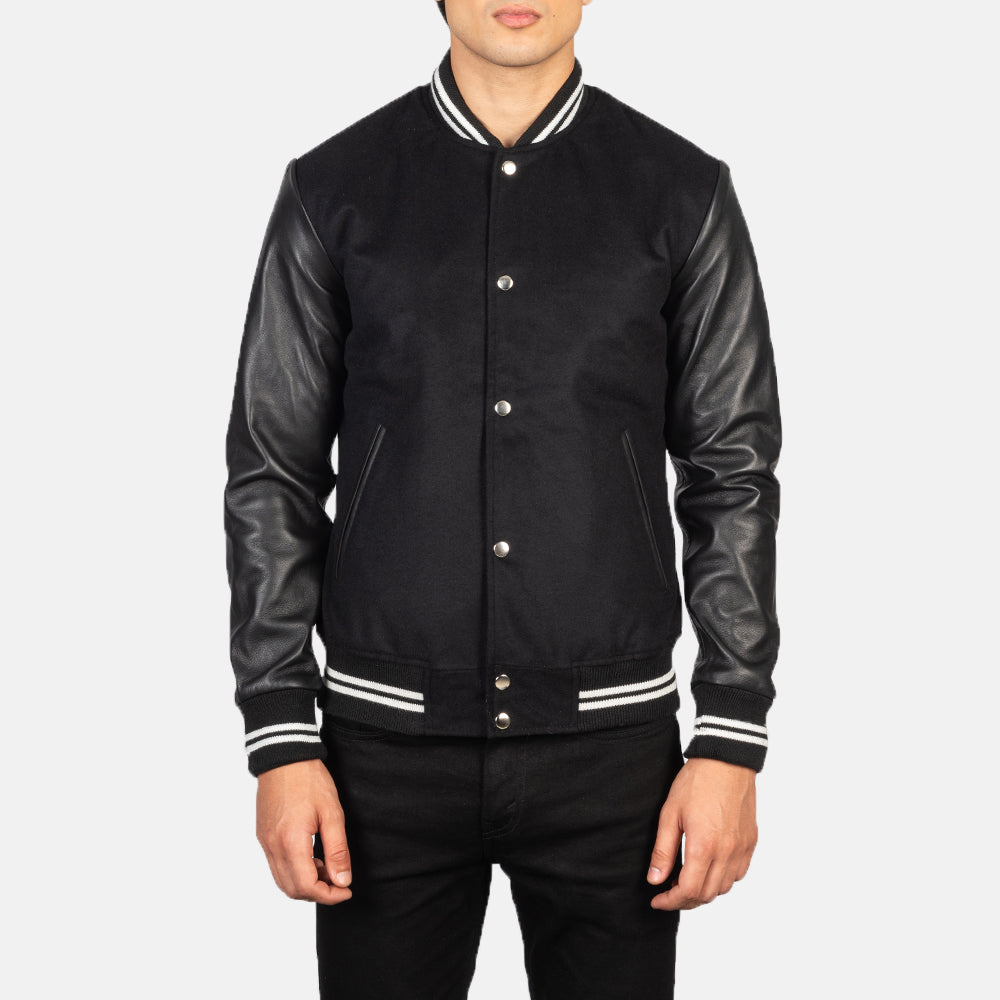 Close-Up Detail of Varsity &amp; Snap Buttons Hardware on Men's Vaxton Svart Striped Hybrid Varsity Läderjacka för Herr