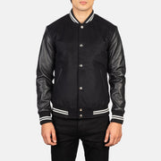 Close-Up Detail of Varsity &amp; Snap Buttons Hardware on Men's Vaxton Svart Striped Hybrid Varsity Läderjacka för Herr