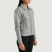 
Passformsperspektiv på  Vixen Pink Classic Collar Leather Jacket på modell i naturligt dagsljus