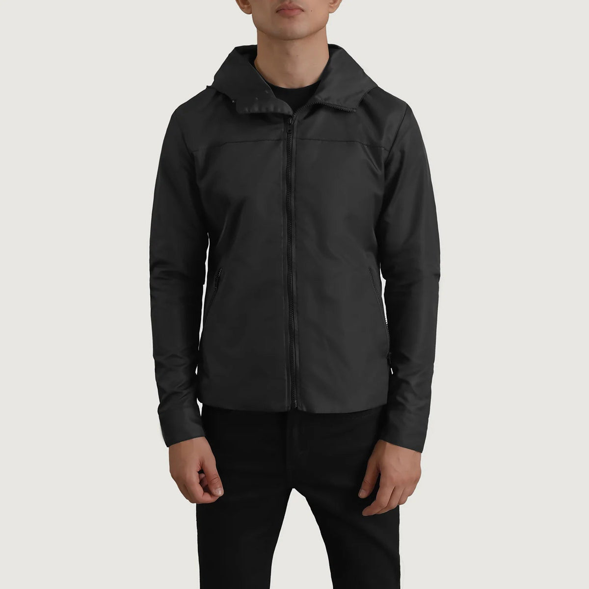
Närbildsdetalj of Classic Collar & Zipper With Inside Wind Flap. Hardware on Wesley Svart Hooded Windbreaker Läderjacka för Herr