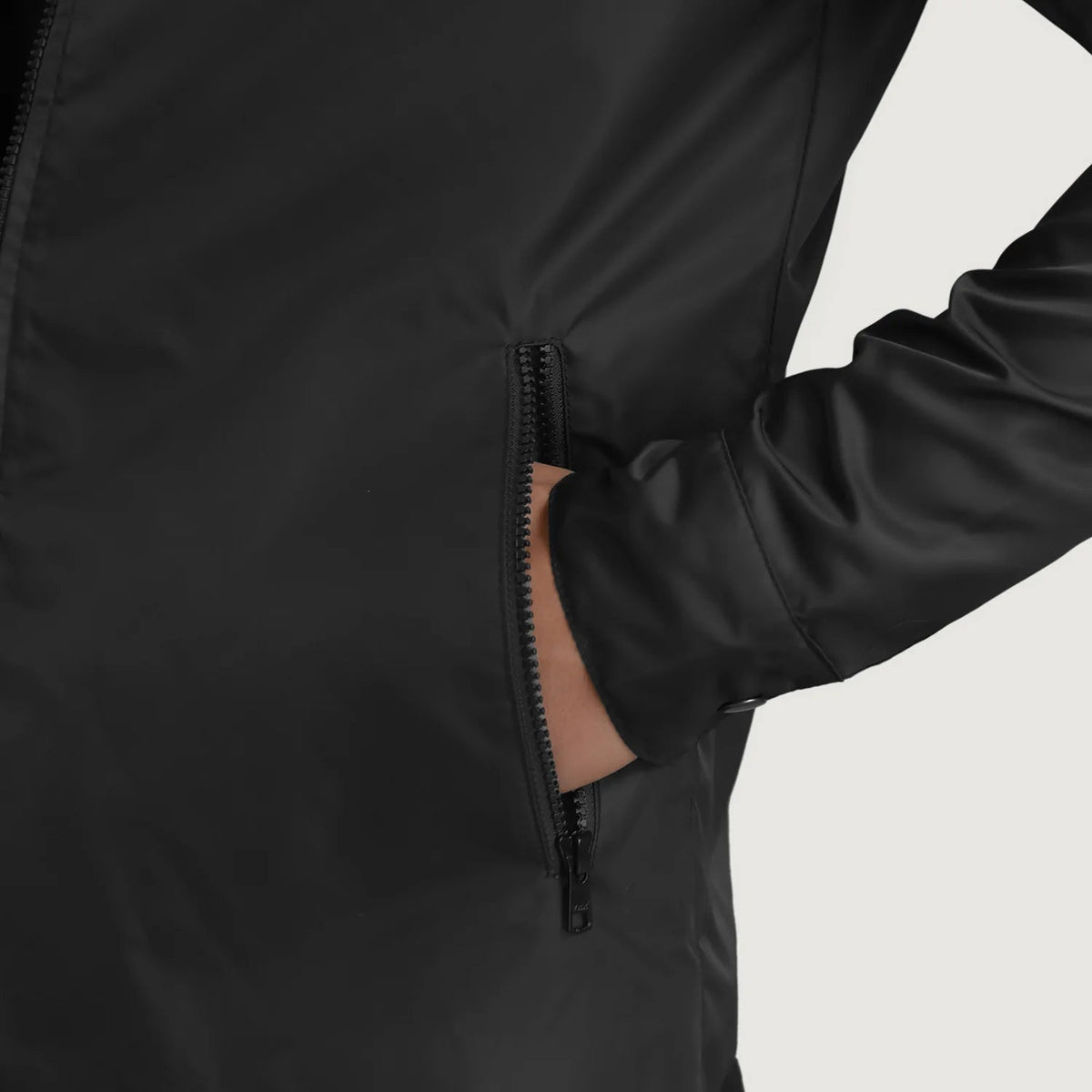 
Insida Showing Quilted Viscose Lining & Två funktionella innerfickor