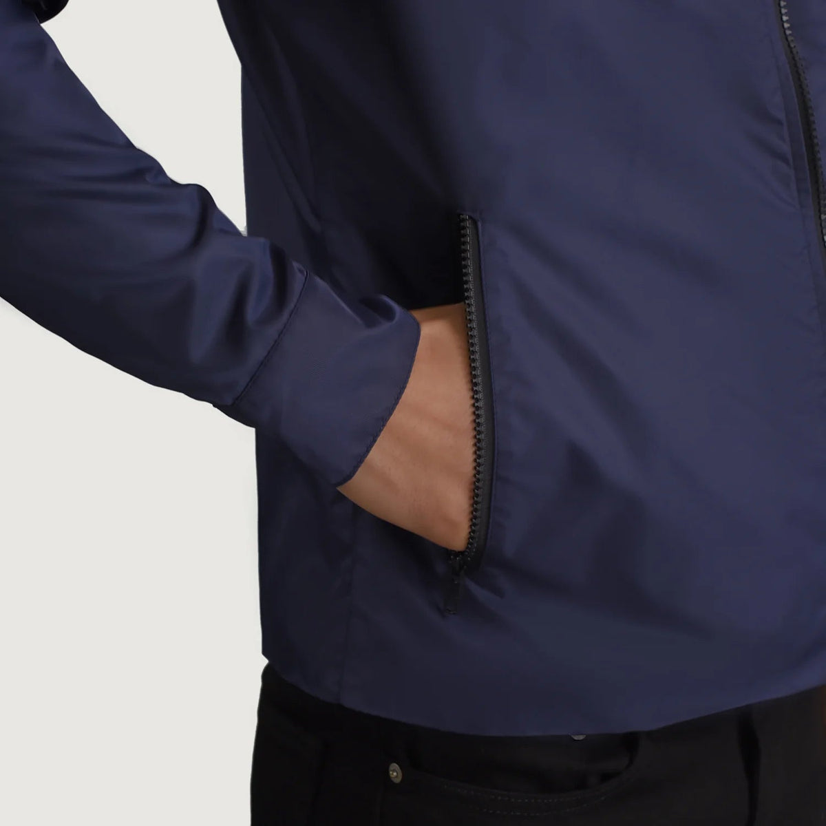 
Insida Showing Quilted Viscose Lining & Två funktionella innerfickor