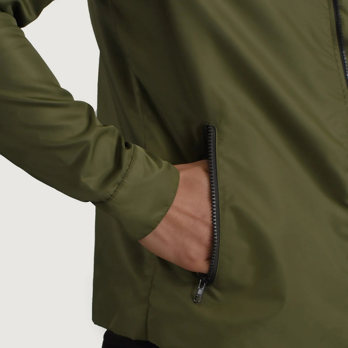 
Insida Showing Quilted Viscose Lining & Två funktionella innerfickor