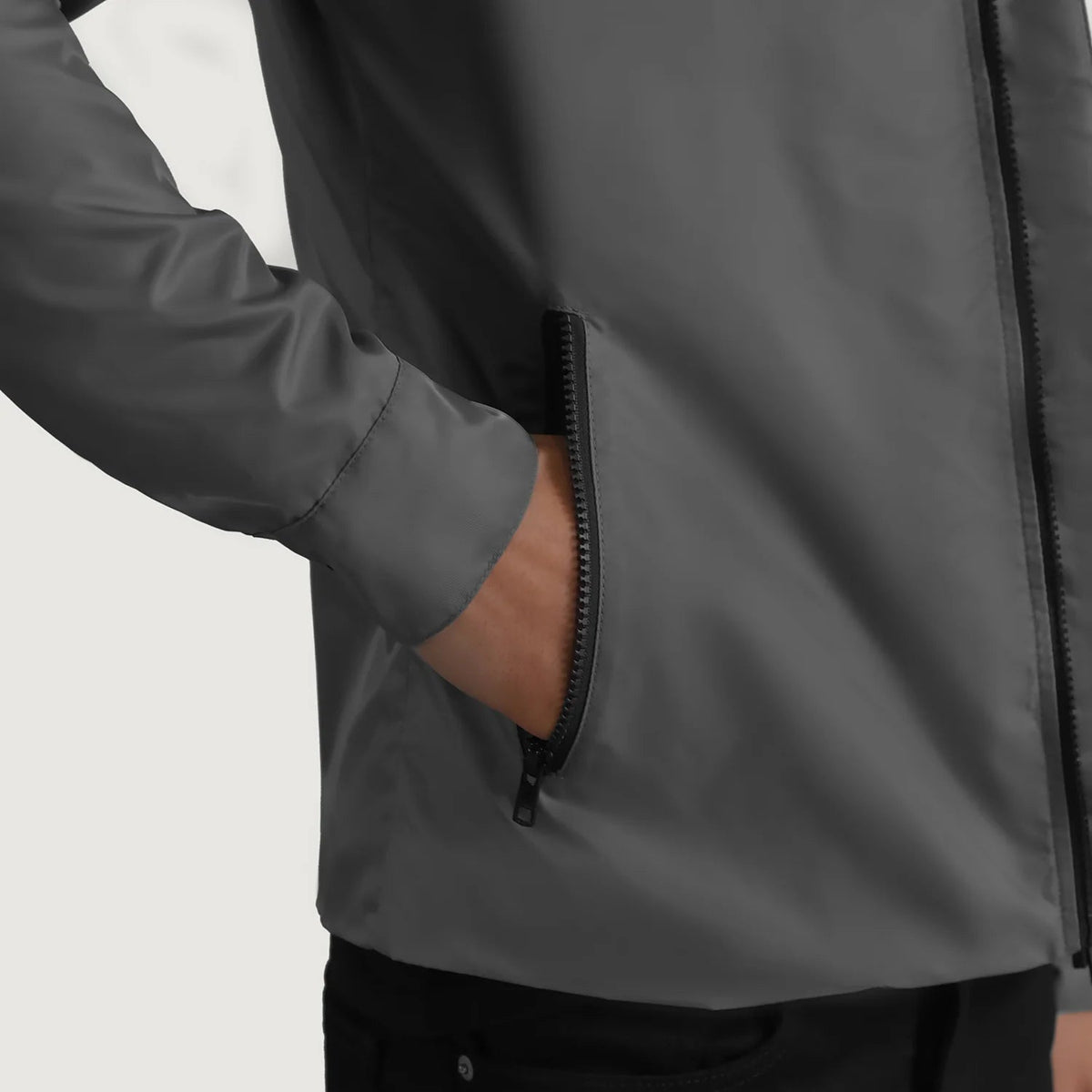
Insida Showing Quilted Viscose Lining & Två funktionella innerfickor