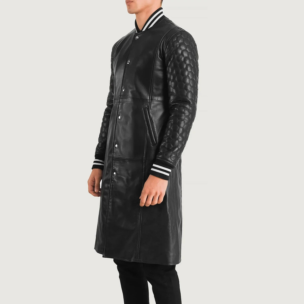 
Black Sheepskin Leather Varsity Jacket - Bakifrån med perfekt axelpassform och ren fåll