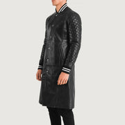 
Black Sheepskin Leather Varsity Jacket - Bakifrån med perfekt axelpassform och ren fåll