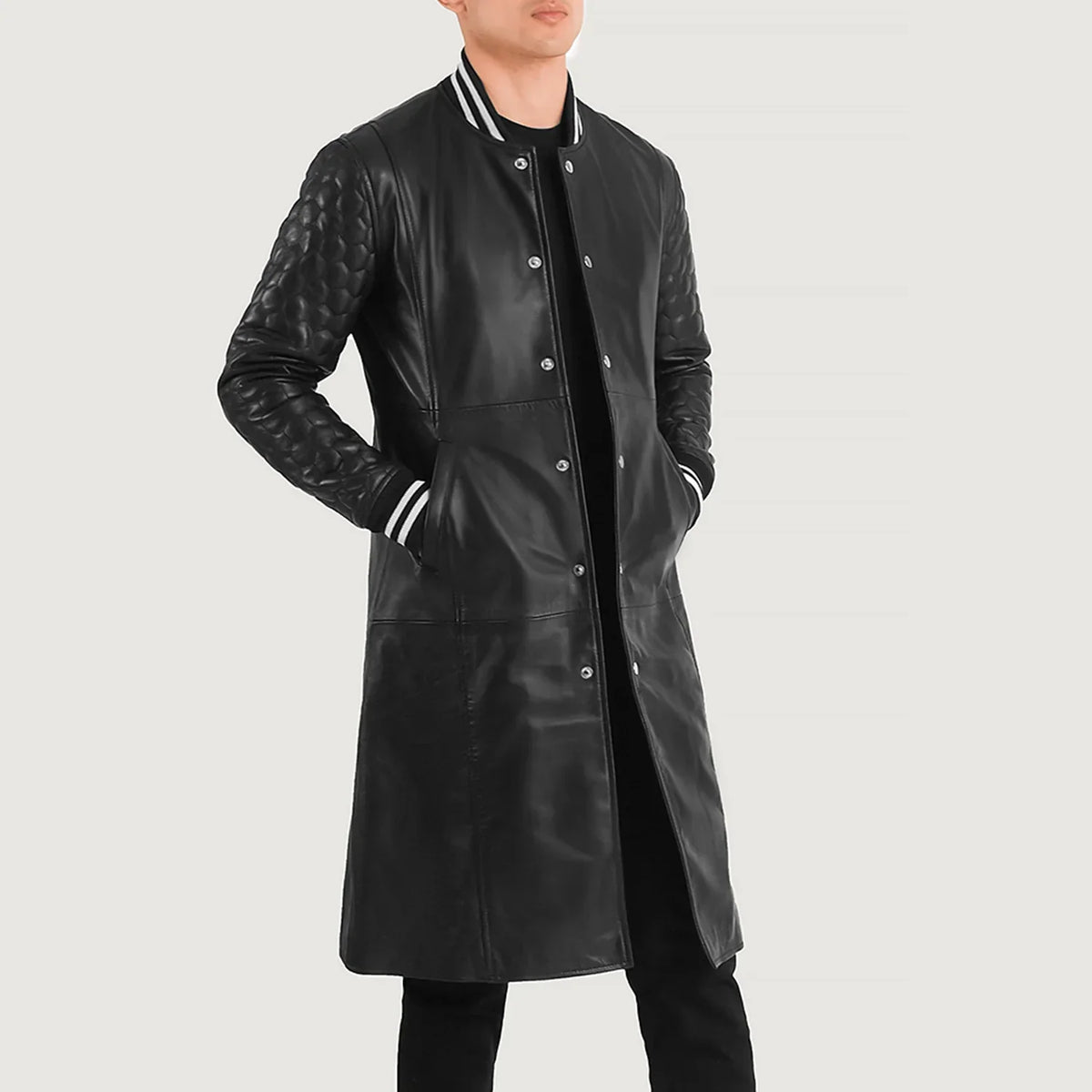 
Wilde Svart Leather Varsity Läderrock för Herr - Sidoprofil som visar ärmskärning